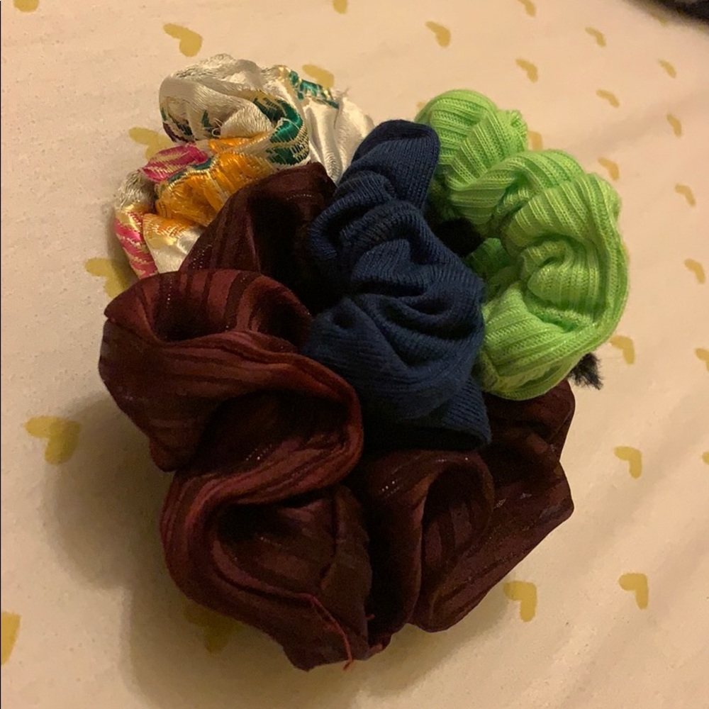4 scrunchies